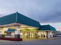 Econo Lodge McPherson 2*