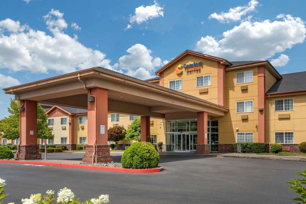 Comfort Suites Salem 2*