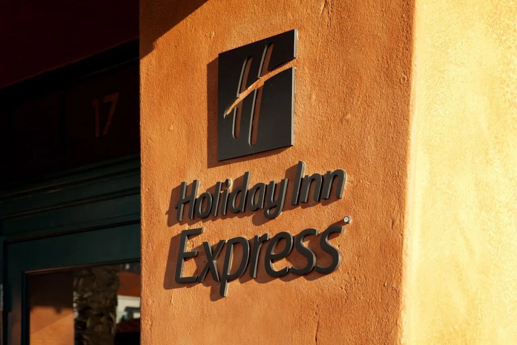 Holiday Inn Express Santa Barbara 2*