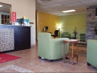 Econo Lodge Inn & Suites Newton 2*