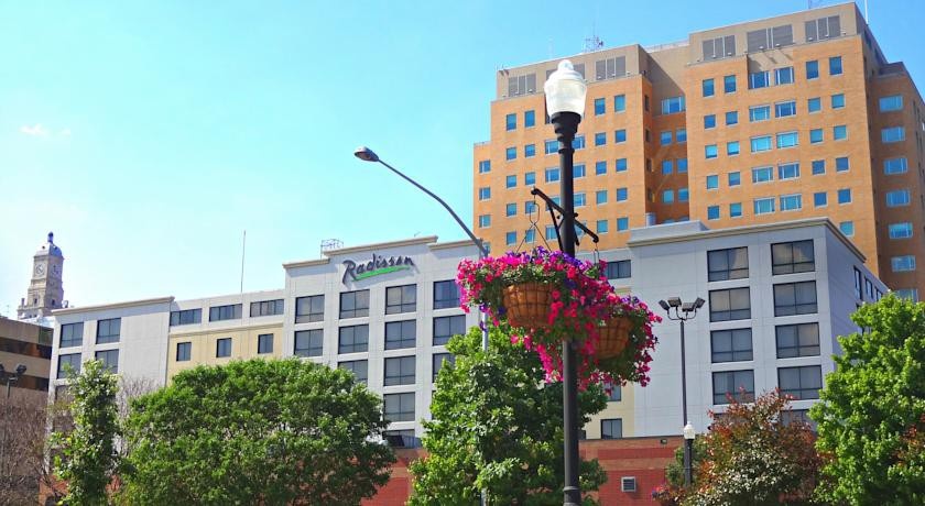 Radisson Quad City Plaza Hotel 3*