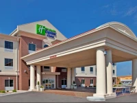 Holiday Inn Express Hotel & Suites Sedalia 2*