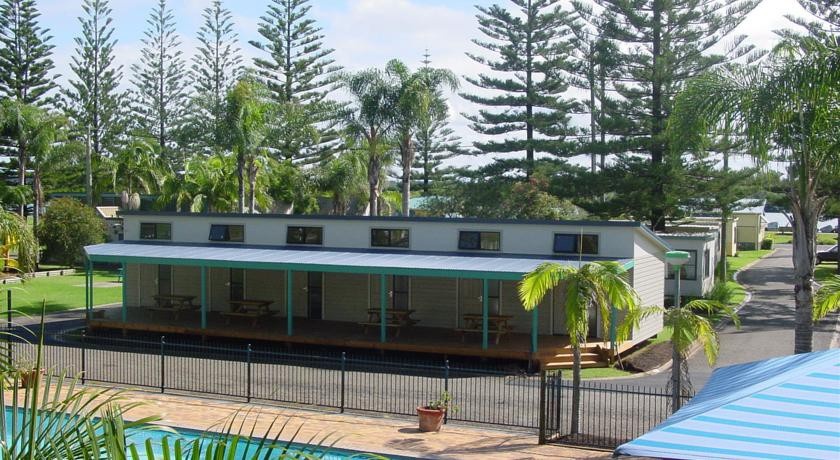 Sundowner Breakwall Tourist Park 3*