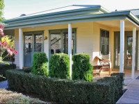 Clive Colonial Cottages 2*