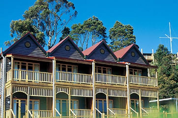 Strahan Village 4*