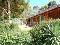 Eleebana Guest House 3*