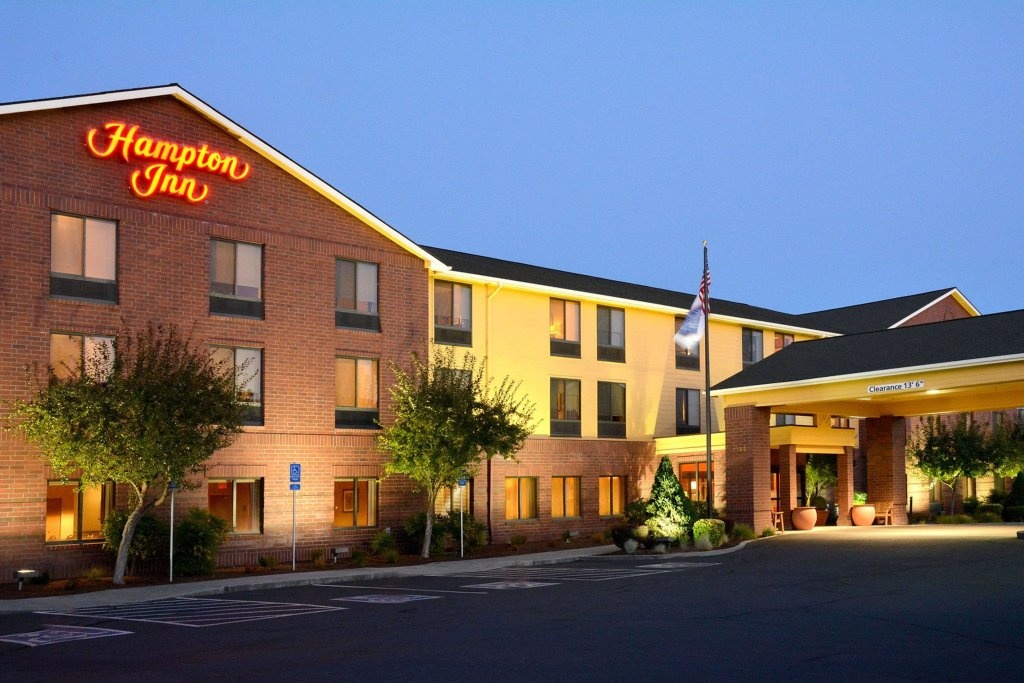Hampton Inn Medford 3*