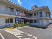 Motel 6 Riverside West 2*