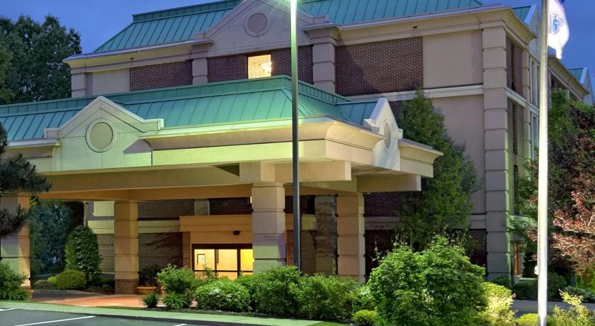 Hampton Inn Hartford Airport 2*