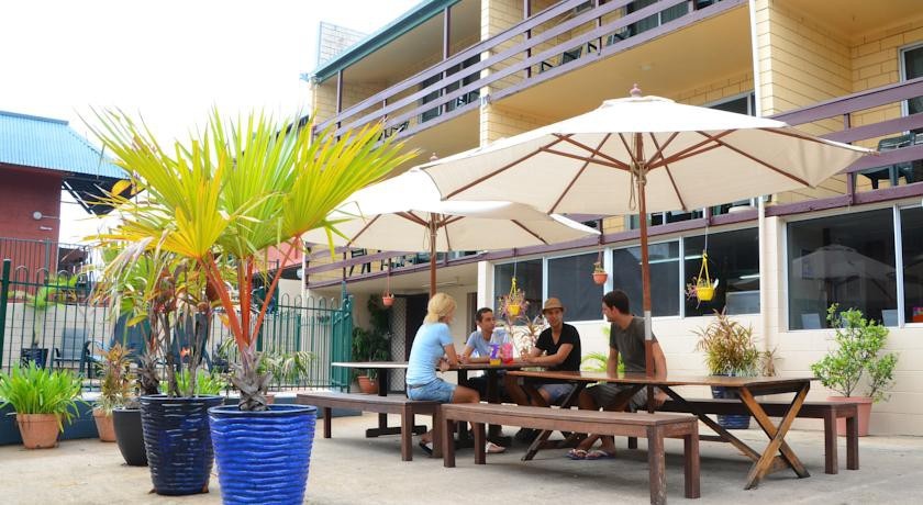 Airlie Beach YHA 3*