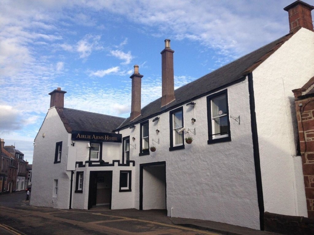 Airlie Arms Hotel 3*