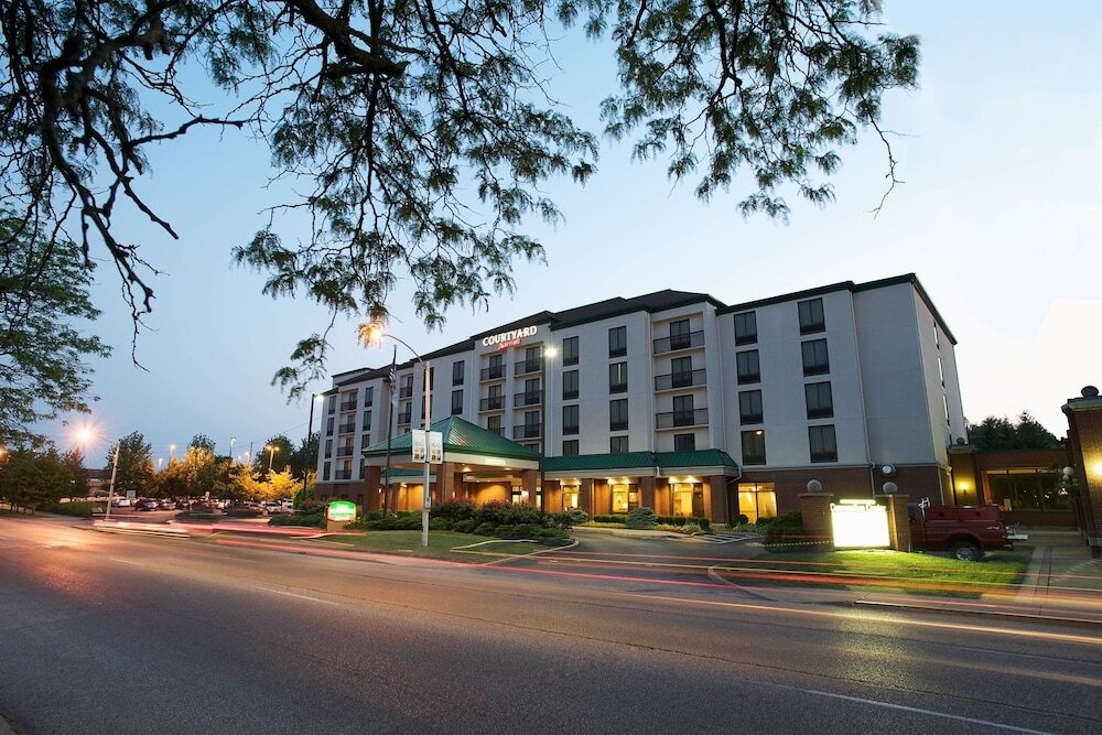 Courtyard Bloomington 3*
