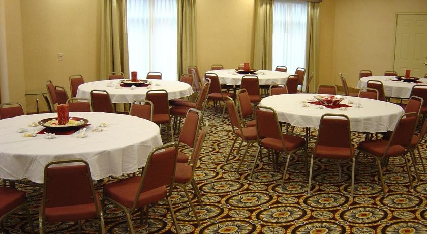 Comfort Suites Webster 2*