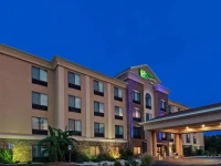 Holiday Inn Express & Suites Selma 2*