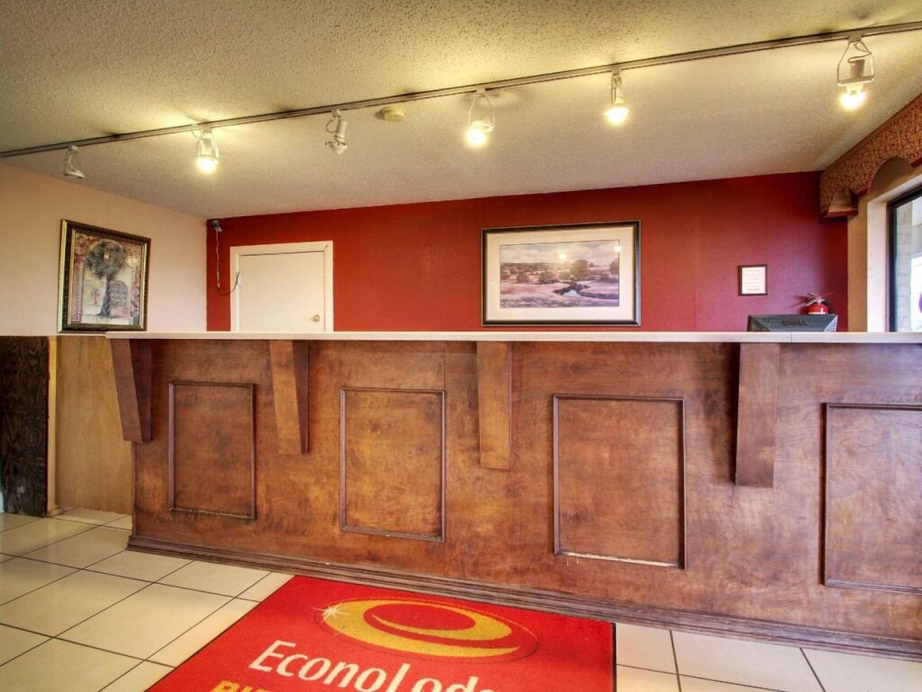 Econo Lodge North 2*