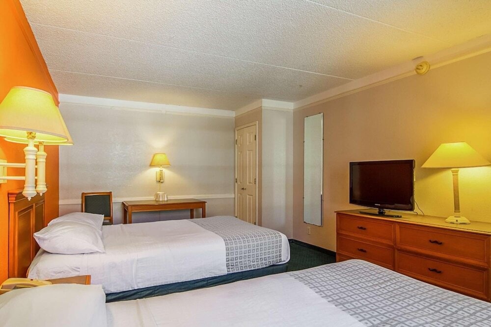 La Quinta Inn Jacksonville Airport North 2*
