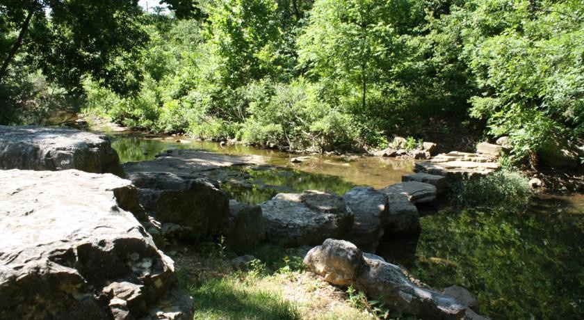 Fall Creek Inn & Suites 2*