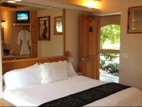 Les Artistes Inn 