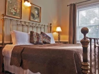 Cinnamon Bear Creekside Inn 