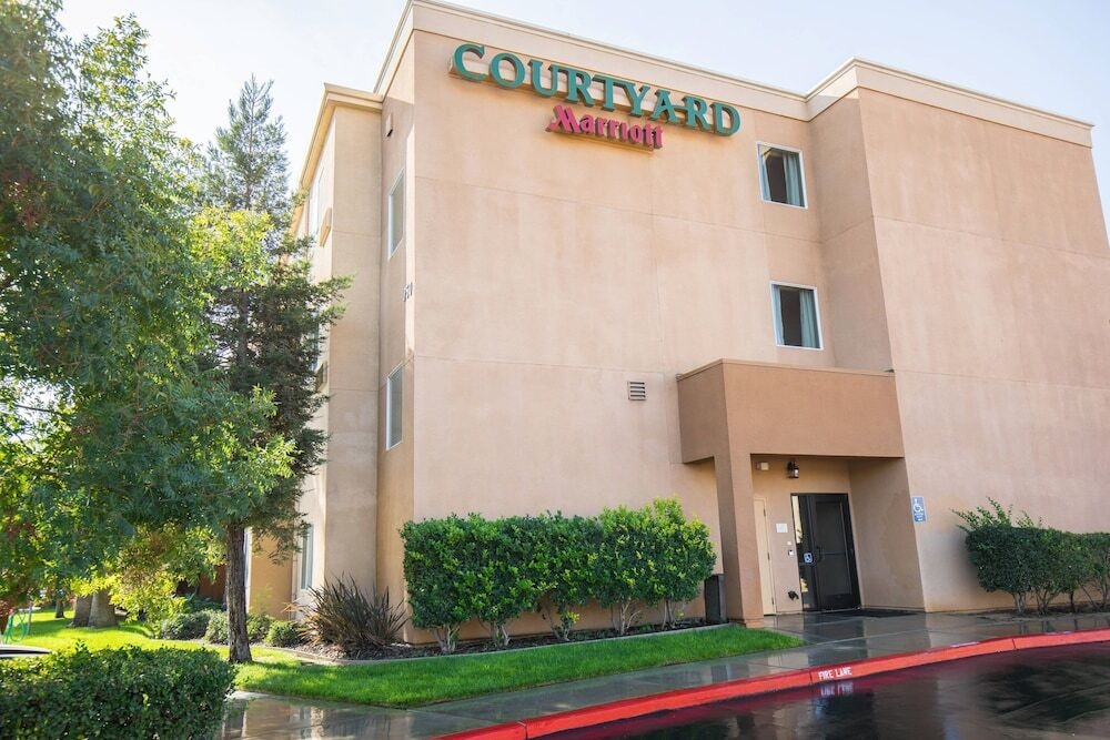 Courtyard Merced 3*