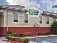 Holiday Inn Express Hotel & Suites Calhoun 2*