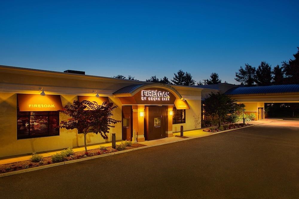 Courtyard Montvale 3*