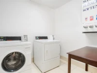 Days Inn Westminster 2*