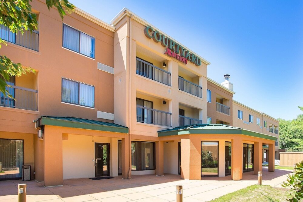 Courtyard Boston Westborough 3*