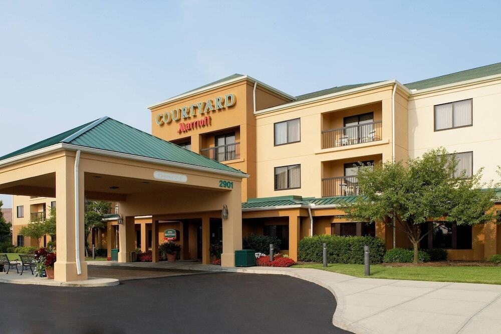 Courtyard Columbus Airport 3*
