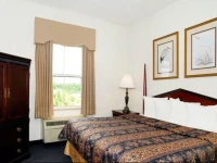 Quality Inn & Suites Patriots Point 3*