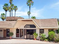 Super 8 Long Beach 2*