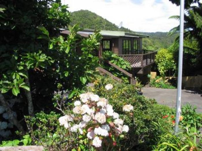 Lone Kauri Lodge Karekare 3*