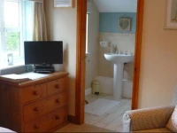 White Cottage Bed and Breakfast 