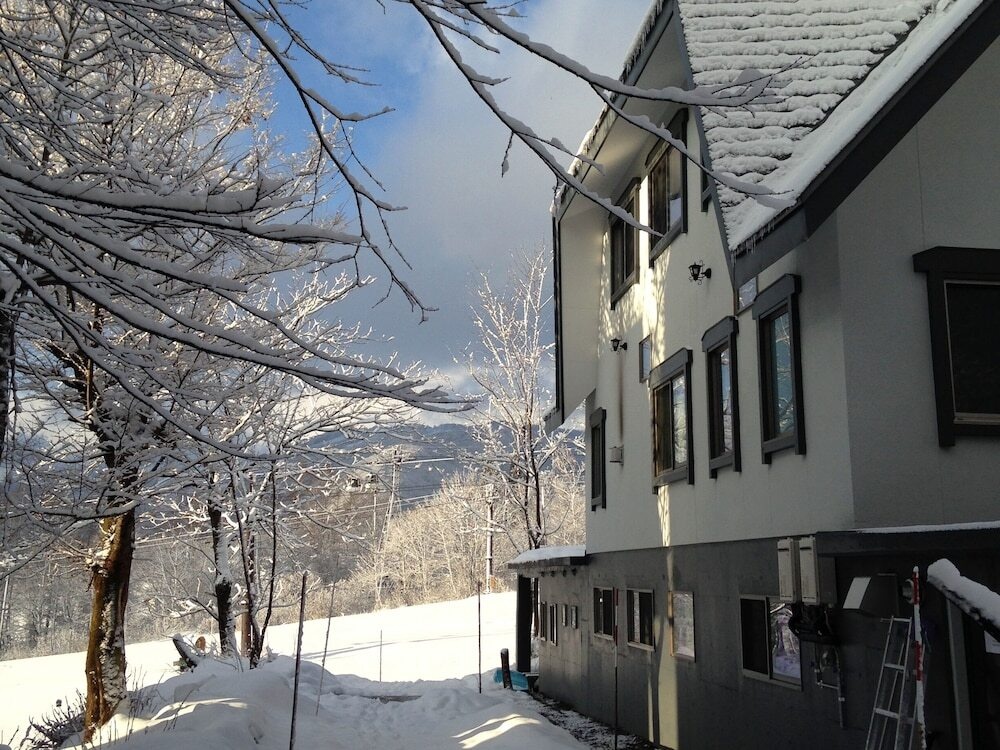 Hakuba Slopeside Chalet 