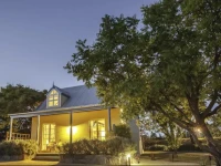 Vineyard Cottages & Cafe 