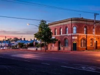 Globe Guesthouse and Cafe 
