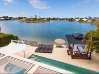 Broadbeach Waterfront Holiday House 