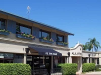 The Town House Motor Inn 