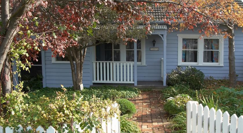 By the Seaside Bed & Breakfast 