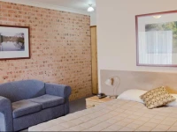 Baybrook Motor Inn 3*