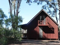 Krinklewood Cottage & Train Carriages 