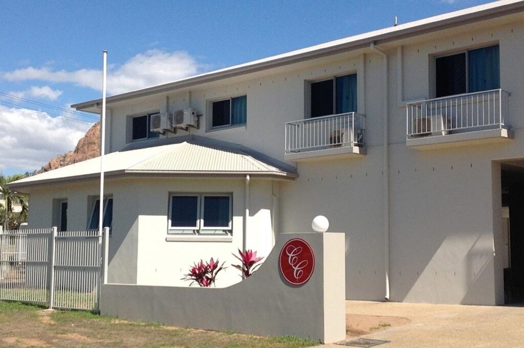 Castle Crest Motel 