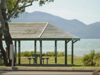 Rowes Bay Beachfront Holiday Park 