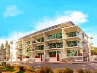 Breeze Beachfront Apartments 