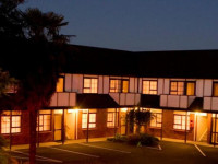 Knightsbridge Court Motor Lodge
