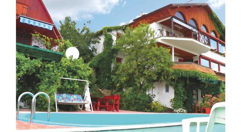 Apartment Csopak 40 with Outdoor Swimmingpool 