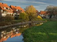 Sunny Riverbank Apartment 