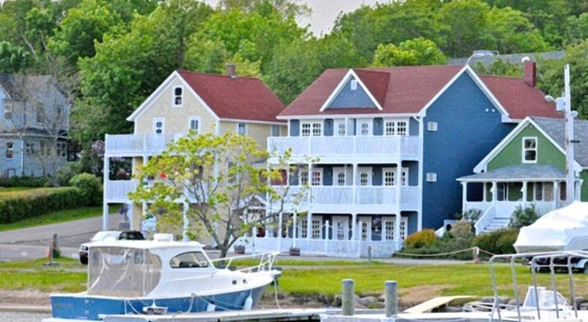 The Waters Edge Inn & Gallery 4*