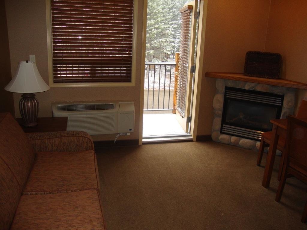 Elkwater Lake Lodge and Resort 