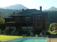 Sasquatch Crossing Eco Lodge B&B 